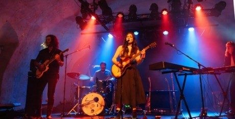 Konzert einer Band auf der Bühne in blauem und rotem Licht