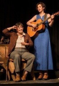 Zwei Musikerinnen mit Gitarre auf der Bühne